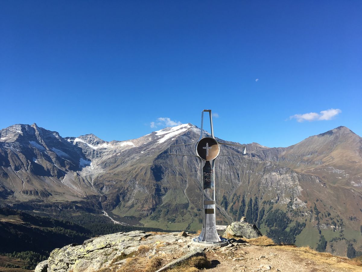 Gipfel mit Blick auf Gletscher und Hochgebirge
