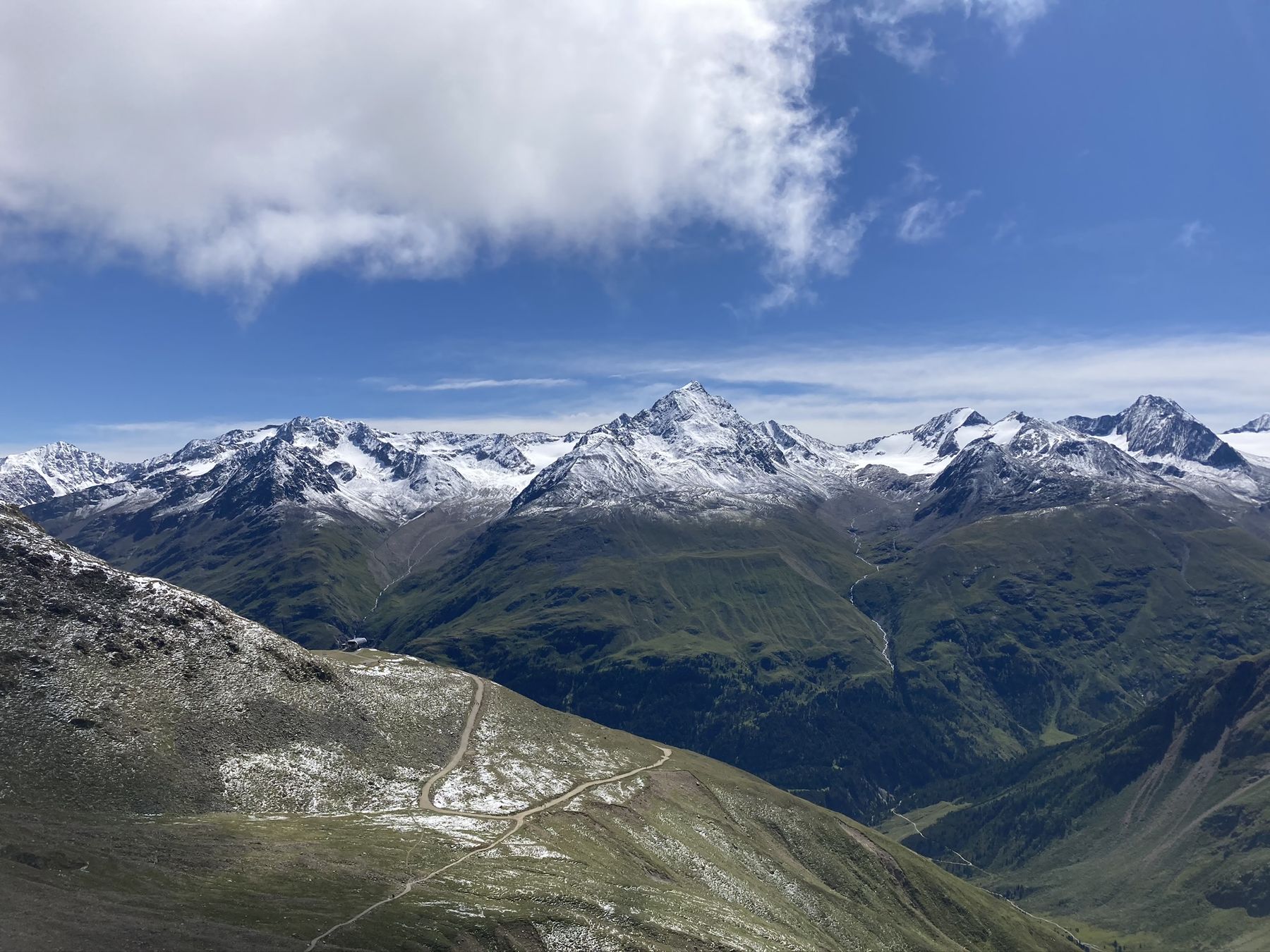 Blick von der Breslauer Hütte hinunter ins Tal