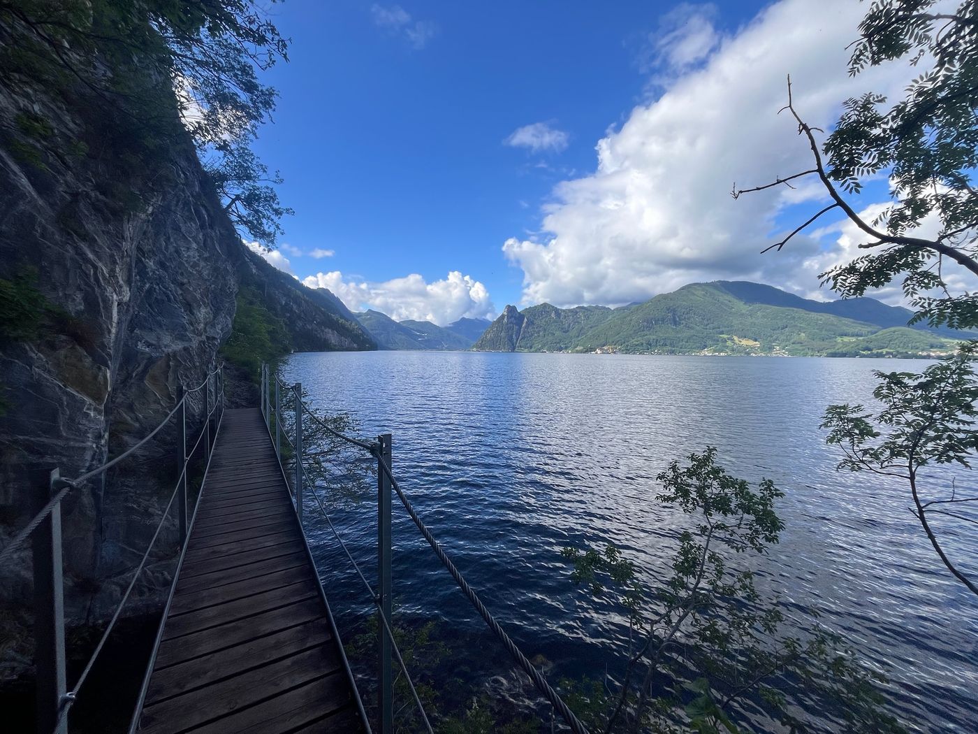 Steg entlang des Traunsees
